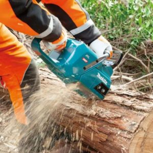 Ứng dụng thực tế của Máy cưa xích dùng pin Makita UC020GZ 1600W