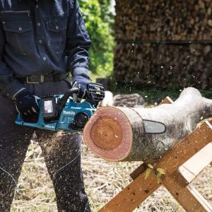 Ứng dụng thực tiễn của Máy cưa xích dùng pin Makita DUC357 18V 350mm